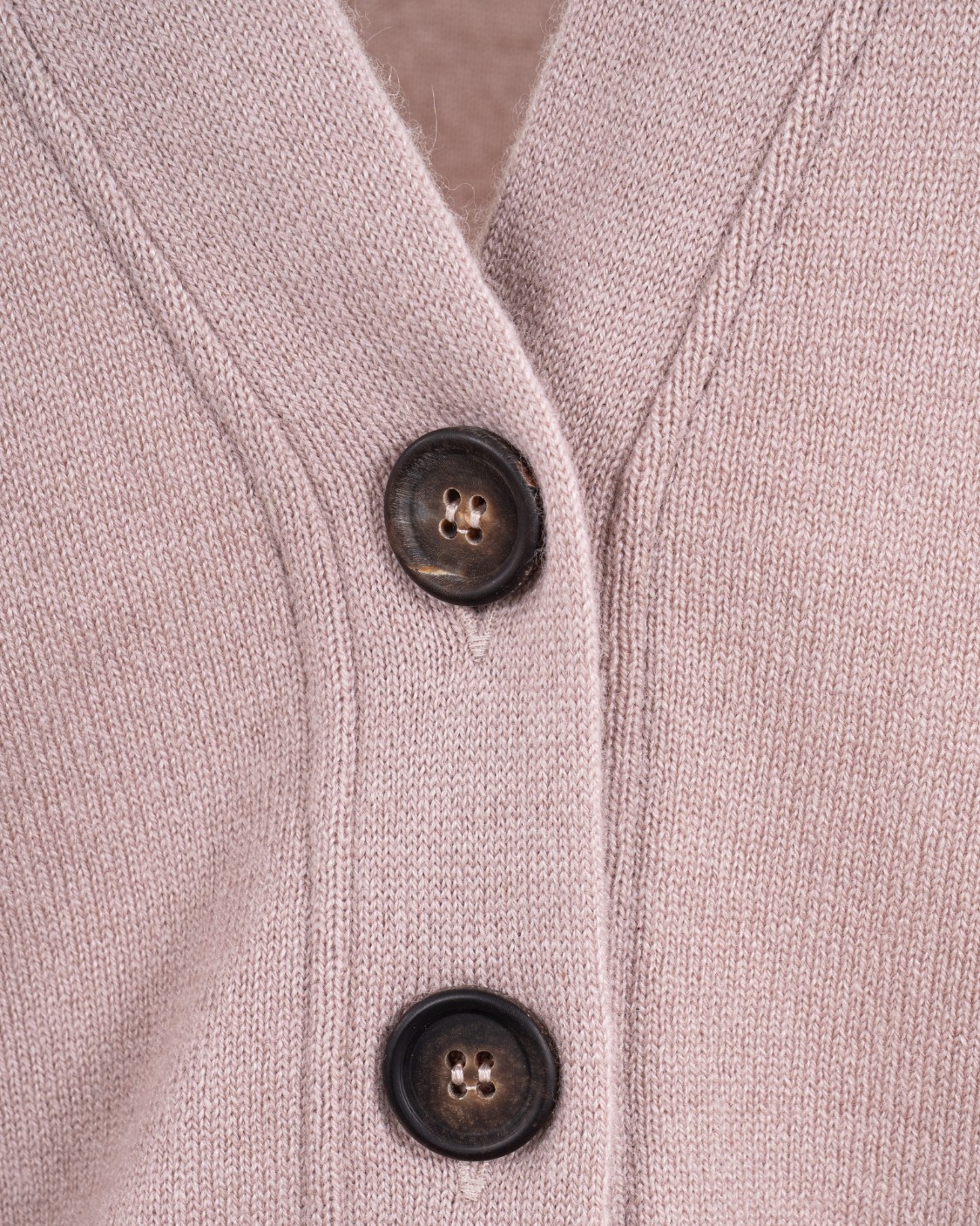 shop BRUNELLO CUCINELLI  Cardigan: Brunello Cucinelli cardigan in cashmere.
Chiusura con bottoni in corno.
Scollo a V.
Spalla abbassata.
Manica ampia.
Composizione: 100% CASHMERE.
Made in Italy.. M12170206-C9646 number 9617641